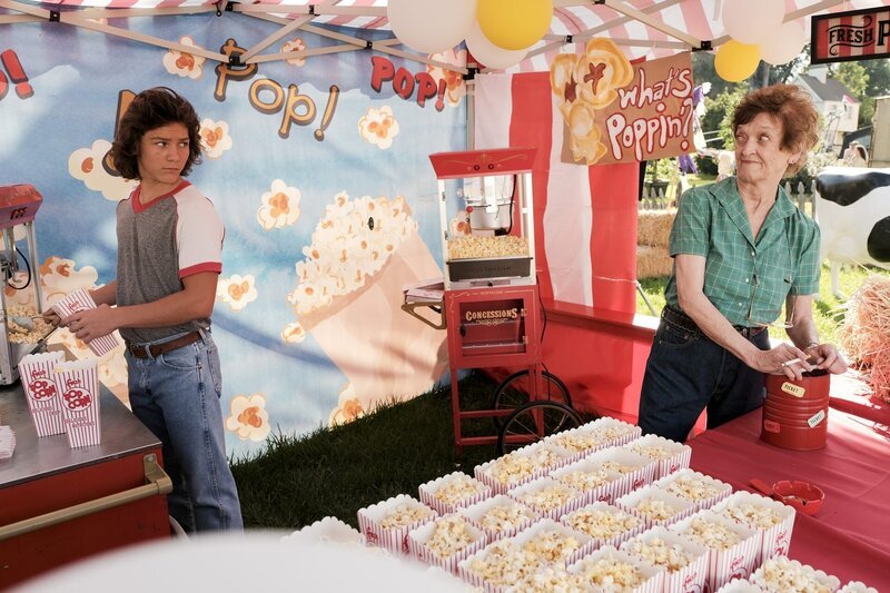 Georgie (Montana Jordan, l.); Peg (Nancy Linehan Charles, r.) – Bild: Warner Bros. Entertainment Inc.