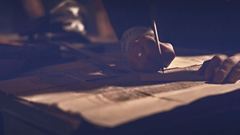 Eine Person schreibt – Bild: FF1 Productions Inc /​ OTF /​ THE HISTORY CHANNEL