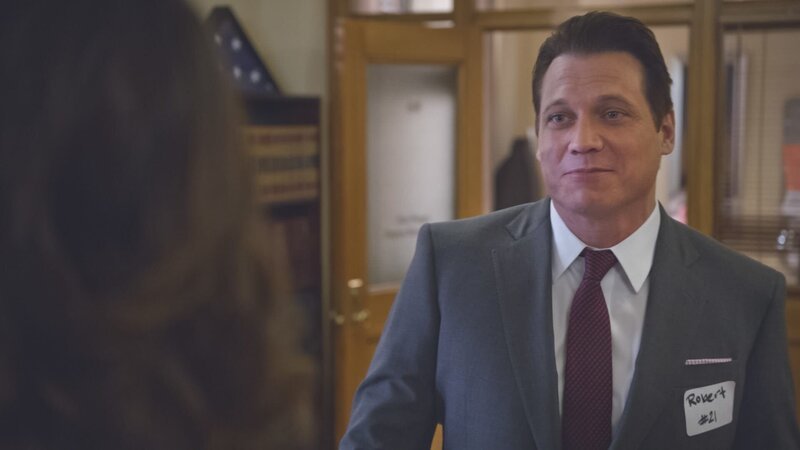 Erin staunt nicht schlecht, als sie nach einem grauenhaften Speed-Dating Robert McCoy (Holt McCallany), einen ihrer Dating-Partner, in ihrem Büro vorfindet. Währenddessen ermitteln Danny und Baez in einem Fall, bei dem eine Frau an einer Überdosis Lidocain gestorben ist … – Bild: 2013 CBS Broadcasting Inc. All Rights Reserved. Lizenzbild frei