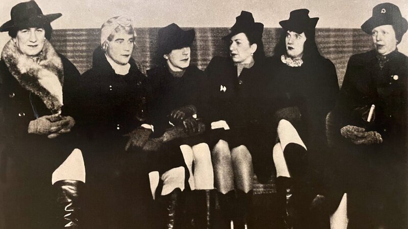 Bei der Fahndung nach dem S-Bahn-Mörder setzt die Berliner Kripo als Frauen verkleidete männliche Lockvögel ein. Damals duften weibliche Kriminalangestellte keine Waffe tragen. – Bild: ZDFinfo