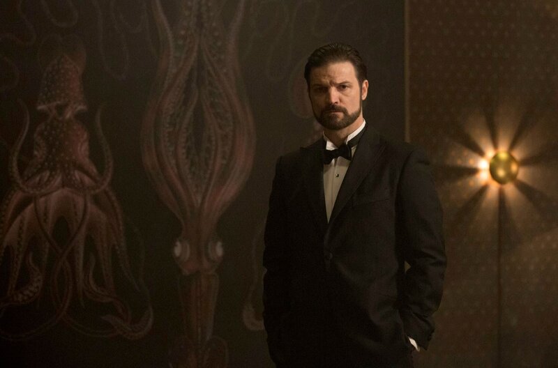 Der Armenier (Mišel Matičević) residiert im Amüsiertempel Moka Efti und ist der König der Berliner Unterwelt. – Bild: ARD Degeto/​X-Filme/​Beta Film/​Sky Deutschland/​Frédéric Batier