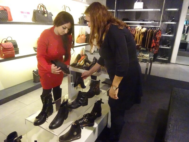 Kandidatin Nazmiye (l.) und Shoppingbegleitung Hülya. – Bild: TVNOW /​ Constantin Ent.
