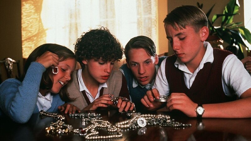 Anne (Laura Petela, l.), George (Jemima Rooper, 2.v.l.), Julian (Marco Williamson, 2.v.r.) und Dick (Paul Child, r.) sind den Dieben der Schmuckstücke der Königin von Feleonia zuvorgekommen. – Bild: ZDF und Frankfurter Filmproduktion