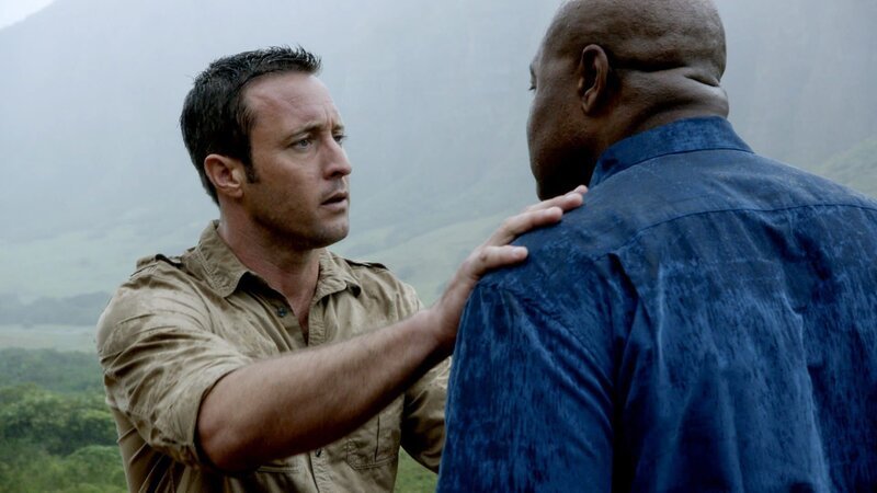 Im Bild (v.li.): Alex O’Loughlin als Steve McGarrett, Chi McBride als Lou Grover. – Bild: 2015 CBS Broadcasting Inc. All Rights Reserved. Lizenzbild frei
