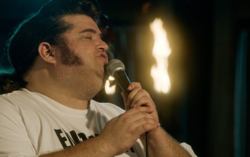Als bei einem Elvis-Contest der Favorit plötzlich auf der Bühne zusammenbricht und stirbt, glaubt Jerry (Jorge Garcia), dass der diamantenbesetzte Overall des Opfers etwas mit dem Mord zu tun haben könnte. Doch soll er damit Recht behalten? – Bild: 2015 CBS Broadcasting Inc.