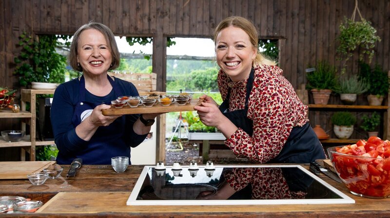 NDR Fernsehen ZORA KOCHT’S EINFACH, „Blaubeer-Dill-Salat und selbstgemachte Gnocchi“, am Sonntag um 16:30 Uhr. Bettina Matthaei, Gewürzexpertin brachte Zora für ihr Gericht viele Gewürze mit. Einige davon sehr exotisch, wie beispielsweise der Langpfeffer. – Bild: NDR/​cineteam hannover/​Claudia Timmann
