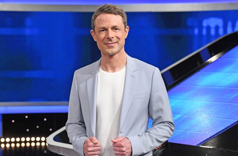 Moderator Alexander Bommes in Studiokulisse. – Bild: SWR/​Uwe Ernst