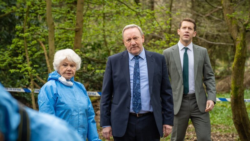 Müssen den Mord an einem Buchautor aufklären: Rechtsmedizinerin Fleur Perkins (Annette Badland), Detective Chief Inspector John Barnaby (Neil Dudgeon, M.) und dessen Assistent, Detective Constable Jamie Winter (Nick Hendrix). – Bild: Mark Bourdillon/​All3Media