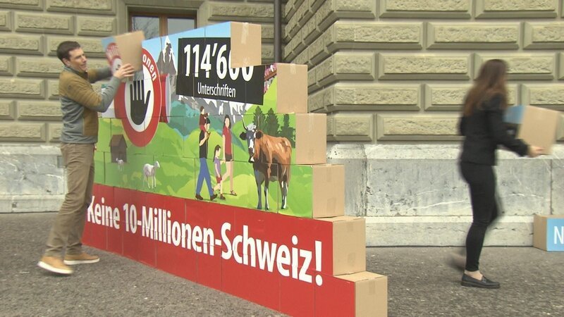 Event am 3. 4. 2024 – die SVP reicht ihre Volksinitiative „Keine 10-Millionen-Schweiz“ ein. – Bild: Honorarfrei – nur für diese Sendung inkl. SocialMedia bei Nennung ZDF und SRF