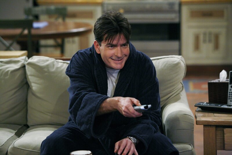 Charlie Sheen (Charlie Harper). – Bild: Warner Brothers Entertainment Inc. Lizenzbild frei