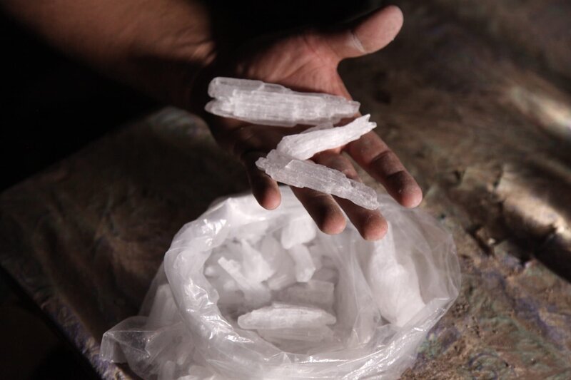 MEXICO- A dealer holding some shards of crystal meth that he has cooked. – Bild: Vanessa Moussa /​ National Geographic Channels