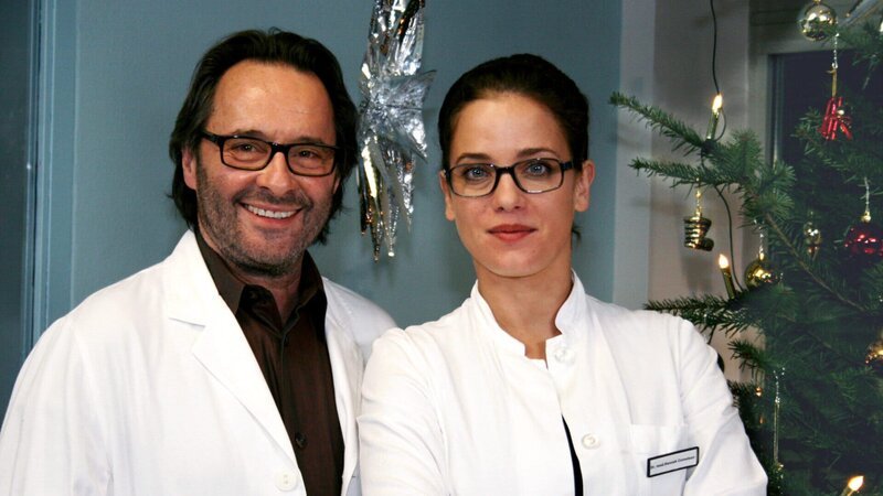 Ein starkes Team: Dr. Hannah Cornelsen (Muriel Baumeister) und ihr Vorgesetzter Prof. Singer (Uwe Kockisch). – Bild: Honorarfrei – nur für diese Sendung Ein starkes Team: Dr. Hannah Cornelsen (Muriel Baumeister) und ihr Vorgesetzter Prof. Singer (Uwe Kockisch). – Bild: Honorarfrei – nur für diese Sendung