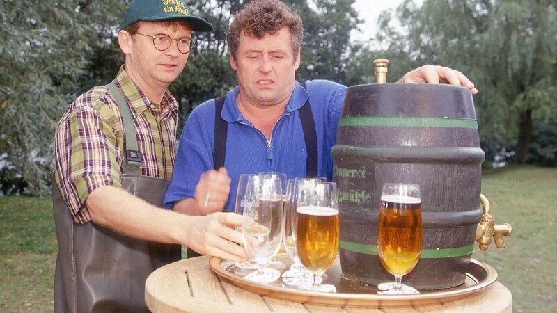 Lothar (Rene Heinersdorff, l.) zeigt Benno (Willi Thomczyk) das neue Bier, dass Pröter auf dem Campingplatz verkaufen will. Für Benno bricht eine Welt zusammen – sein geliebtes Traditionsbier soll dieser Grafenplörre weichen? – Bild: MG RTL D