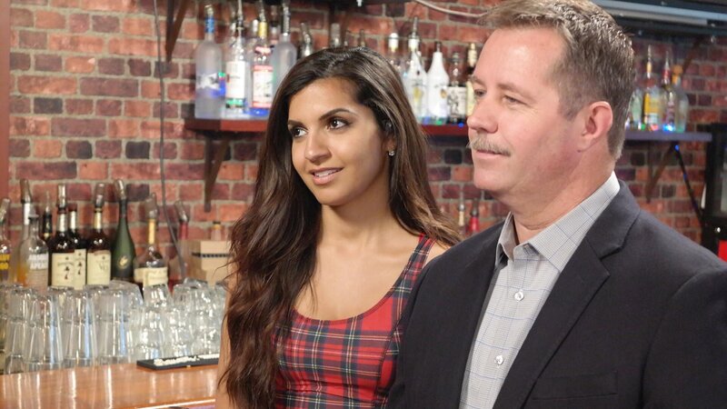 Host Charles Stiles and mystery diner Amanda consult with the owner of The Black Rose Tavern in Los Angeles, as seen on Food Network’s Mystery Diners, Season 7. – Bild: Television Food Network, G.P.