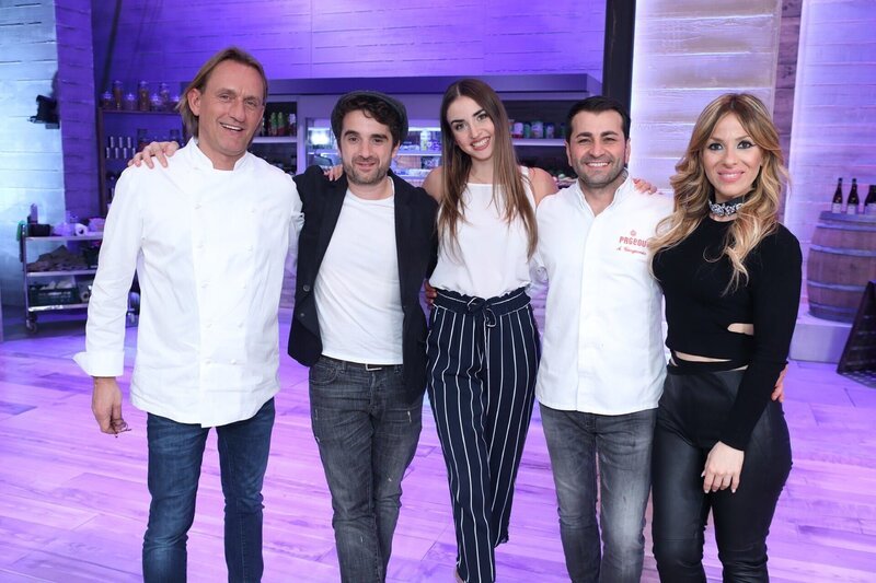 V.l.: Koch-Coach Frank Buchholz, Oliver Wnuk, Ekaterina Leonova, Ali Güngörmüs und Gülcan Kamps – Bild: TVNOW /​ Frank W. Hempel