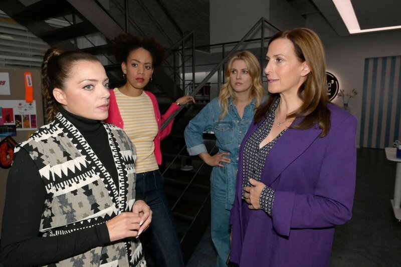 Emily (Anne Menden, l.) und Katrin (Ulrike Frank, r.) versuchen an einem Strang zu ziehen. 2.v.l. Flo (Pauline Afaja), 2.v.r. Alicia (Josefin Bressel) – Bild: RTL