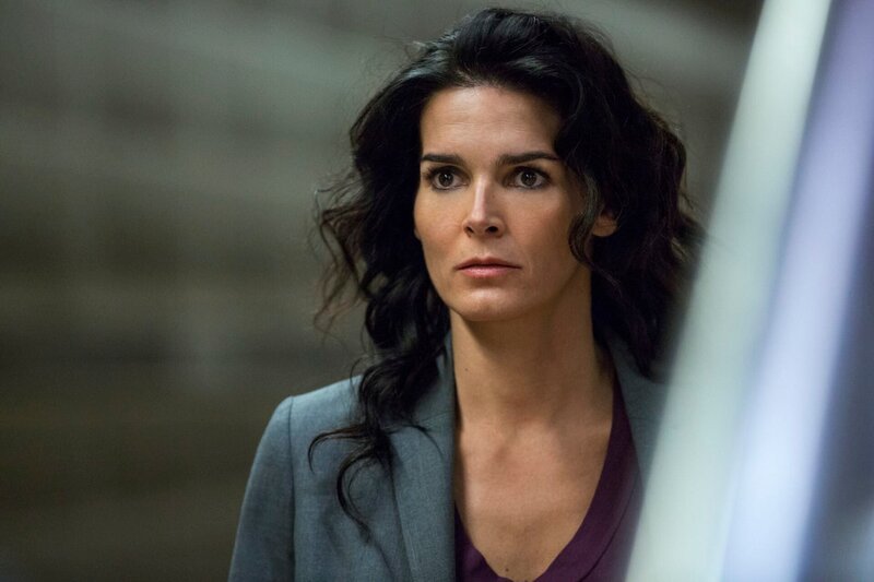 In einem Müllcontainer im Gewerbegebiet von Boston wird die Leiche einer unbekannten jungen Frau aufgefunden. Jane Rizzoli (Angie Harmon) ermittelt. – Bild: TNT Serie (DE) /​ DOUG HYUN /​ Turner Entertainment Networks