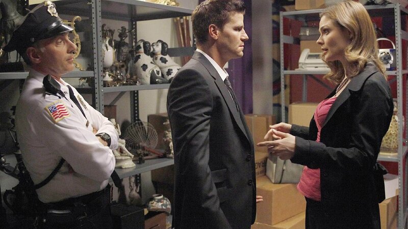 Ein kleinwüchsiger Wrestlingstar wurde tot aufgefunden. Booth (David Boreanaz, M.) und Brennan (Emily Deschanel) befragen Officer Novarro (Dan Castellaneta) zu seinen Beobachtungen. – Bild: TVNOW /​ FOX