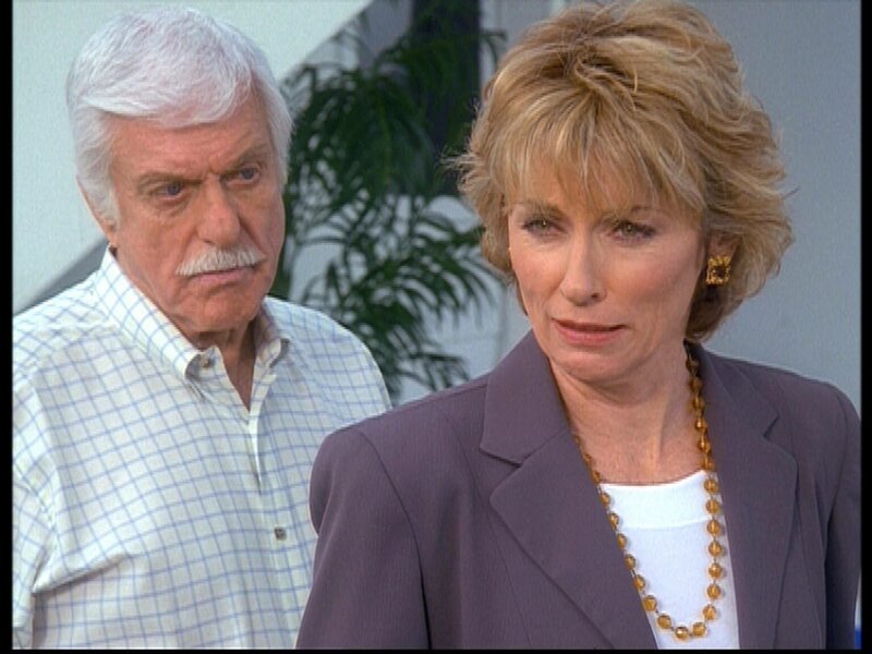 Mark (Dick Van Dyke, l.) konfrontiert Clare (Brynn Thayer, r.) mit seinem Verdacht, dass sie ihren Mann Robert ermordet hat … – Bild: Viacom Lizenzbild frei