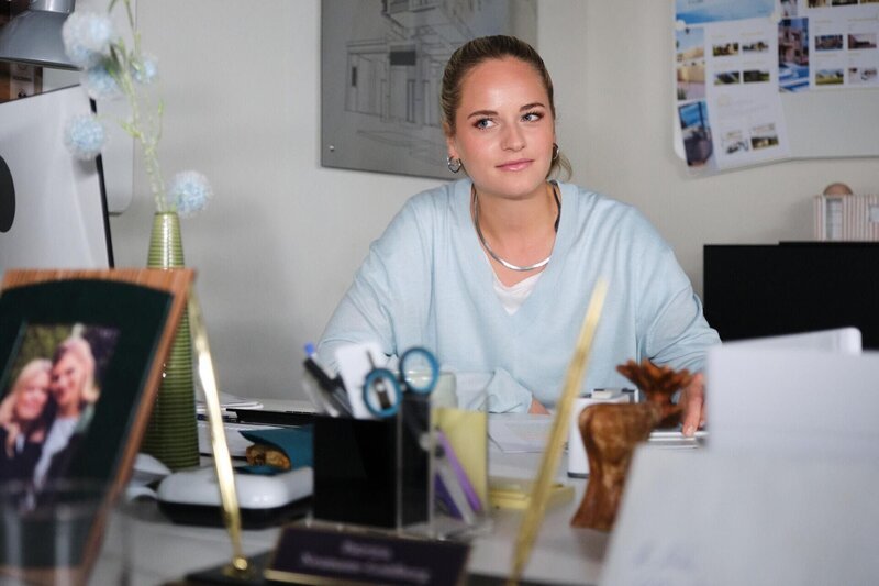 Cecilia (Carina Koller) lenkt sich durch Arbeit von ihrem Frust ab. – Bild: Foto: RTL /​ Stefan Behrens