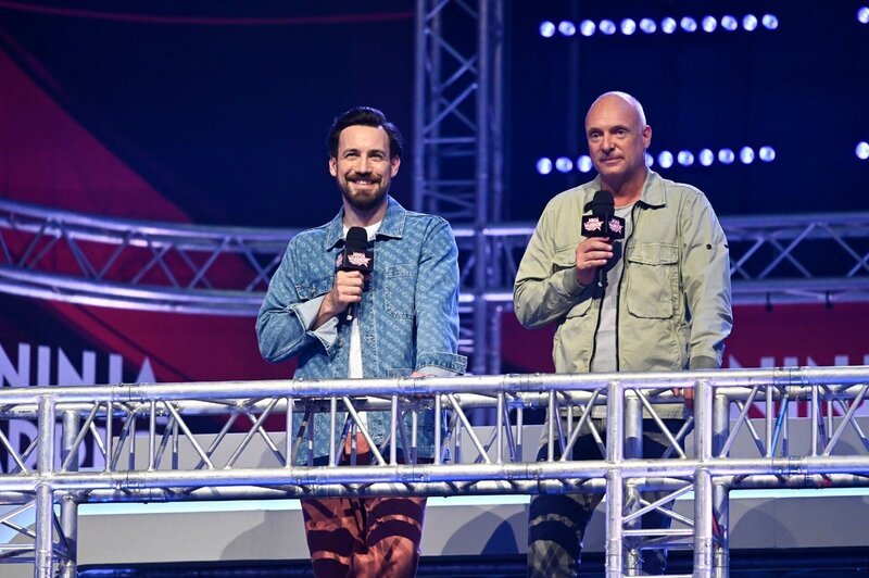 Die Moderatoren Jan Köppen (l.) und Frank Buschmann. – Bild: TVNOW /​ Markus Hertrich
