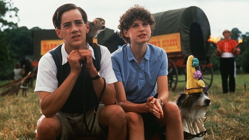 Tinker (James Tomlinson, l.), sein kleiner Affe (2.v.l.), George (Jemima Rooper, 2.v.r.) und Timmy der Hund (r.) schauen einigen Artisten aus einem Wanderzirkus bei verschiedenen Zaubertricks zu. Dabei muss Tinker (James Tomlinson) jedoch aufpassen, dass er nicht zu viel über die wissenschaftlichen Geheimnisse seines Vaters ausplaudert – oder ist es dafür schon zu spät? – Bild: Frankfurter Filmproduktion