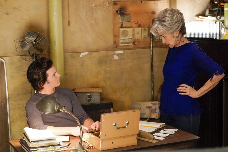 Georgie Cooper (Montana Jordan, l.); Connie „Meemaw“ Tucker (Annie Potts, r.) – Bild: Courtesy of Warner Brothers