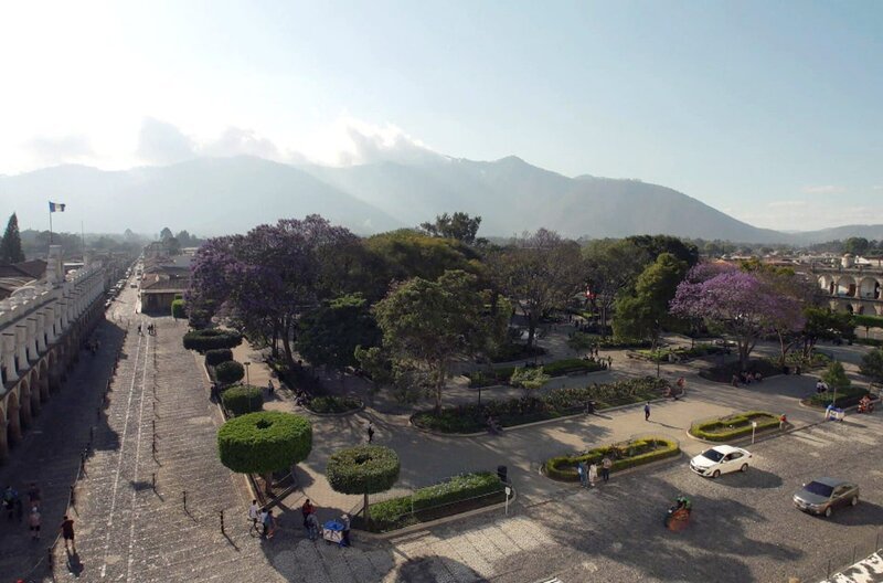 Hinter den bunten Fassaden und dem verblassten Charme der Stadt Antigua in Guatemala verbirgt sich die schmerzliche Erinnerung an die Kolonialvergangenheit. – Bild: Elephant Doc