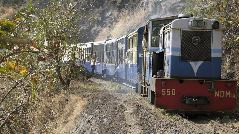 Zwanzig Kilometer in zwei Stunden – Geschwindigkeit ist Nebensache, wenn die Matheran-Hill-Bahn im Nordwesten Indiens zu ihrem Ziel auf dem Plateau eines Tafelberges unterwegs ist. – Bild: ZDF /​ HR/​Peter Weinert
