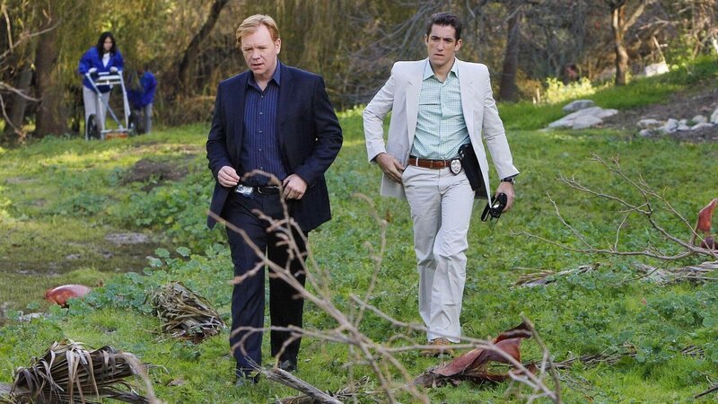 Ein am Tatort gefundener Flügel eines Schmetterlings führt Horatio (David Caruso, li.) und Ryan (Jonathan Togo) in den Fort Sherman Park, da das Insekt nur in diesem Park vorkommt. – Bild: MG RTL D /​ CBS