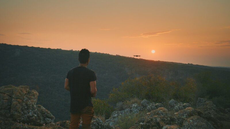 Albert Lin blickt bei Sonnenuntergang in Richtung Horizont, während er nach einer großen, in der Geschichte verlorenen Stadt im Heiligen Land sucht. – Bild: Soloman Taan /​ National Geographic for Disney