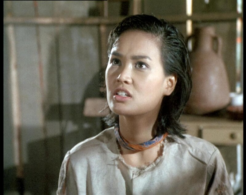 Tia (Tia Carrere) hasst ihren Vater und würde ihn am liebsten tot sehen … – Bild: RTL II