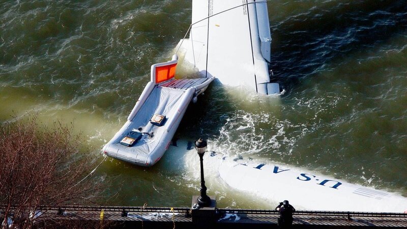 Pilot Chesley Sullenberger im New Yorker Hudson River. Als „Held vom Hudson“ schrieb er Geschichte. Er selbst blickt nun zurück und gibt Antworten auf bis heute offene Fragen. – Bild: TVNOW /​ Mario Tama/​Getty Images