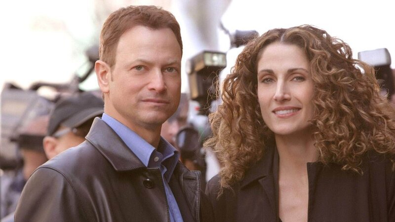 Detective Joseph „Mac“ Taylor (Gary Sinise) und Stella Bonasera (Melina Kanakaredes) vom New Yorker CSI Team unterstützen ihre Kollegen aus Miami bei der Aufklärung eines Mordfalls. – Bild: MG RTL D /​ CBS