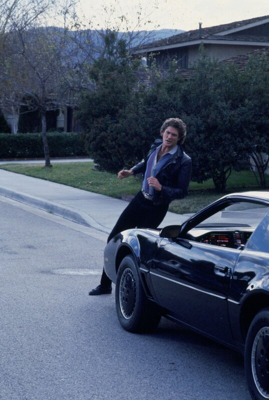 Marco Berio, ein ehemaliger Mitarbeiter von F.L.A.G, nutzt seine Kenntnisse von K.I.T.T. um die CPU des Trans Am außer Kraft zu setzen und ihn gegen seinen Besitzer Michael Knight zu wenden. – Bild: Universal City Studios LLLP