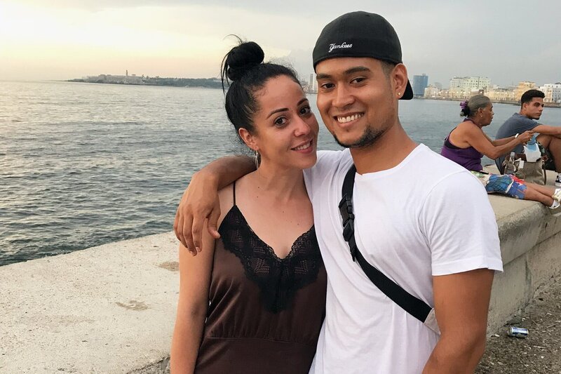 SRF bi de Lüt – Heimweh Staffel 2 2019 Lianet Rodriguez und ihr Freund Ismael del Valle Ramirez in Havanna am Malecon. – Bild: SRF