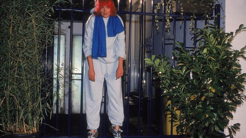 Warum hängt Rita (Gaby Köster) bloß in so einer Gegend rum? Nach dem erfolglosen Versuch, über einen Zaun zu klettern, hängt sie nun an ihrer Kapuze fest und kommt nicht mehr los … – Bild: RTL