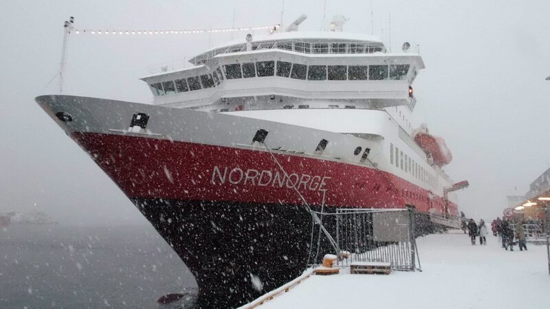 Hurtigruten-Schiff „Nordnorge“ im Winter an der Pier. – Bild: docteam/wolfgang wegner Hurtigruten-Schiff „Nordnorge“ im Winter an der Pier. – Bild: docteam/wolfgang wegner
