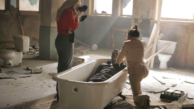 In einem leer stehenden Hotel wurde auf zwei Männer aus nächster Nähe geschossen. Einer stirbt, der andere überlebt schwer verletzt. Calleigh (Emily Procter, l.) fotografiert den Tatort und Alexx (Khandi Alexander) untersucht die Leiche. – Bild: SUPER RTL