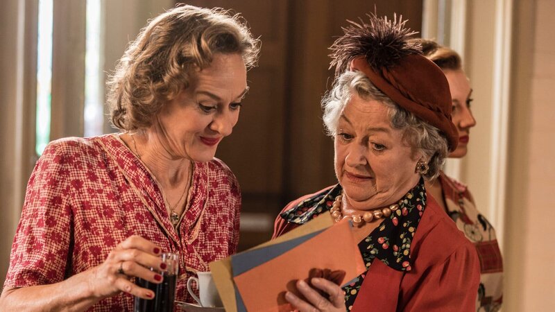Mrs. McCarthy (Sorcha Cusack, r.) und ihre Schwester Roisin Crayford (Niamh Cusack, l.) haben beim Bingo hohe Gewinnchancen, da sie ein Los mit der vom Wahrsager vorhergesagten Zahlenfolge haben. – Bild: ZDF und Gary Moyes
