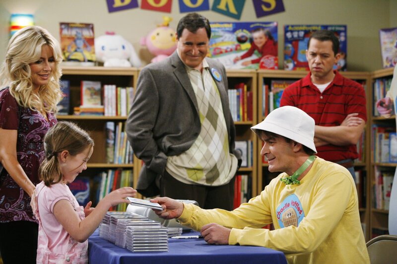 Charlies (Charlie Sheen, 2.v.r.) Erfolg scheint unaufhaltsam zu sein, doch als sein Produzent Artie (Richard Kind, M.) ihn zwingt, ein öffentliches Konzert zu geben, glaubt Alan (Jon Cryer, r.) schadenfroh, dass er nun doch scheitern wird … – Bild: Warner Brothers Entertainment Inc. Lizenzbild frei