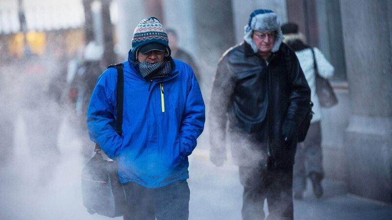 Während am einen Ort Hitzerekorde aufgestellt werden, herrscht in anderen Teilen der Erde extreme Kälte – mit niedrigeren Temperaturen als auf dem Mars. Die Ursache: Polarwirbel. Die extremen Temperaturen am morgen des 7. Januar 2014 machen Berufstätigen in New York den Weg zur Arbeit schwer. – Bild: RTL /​ Andrew Burton /​ Getty Images