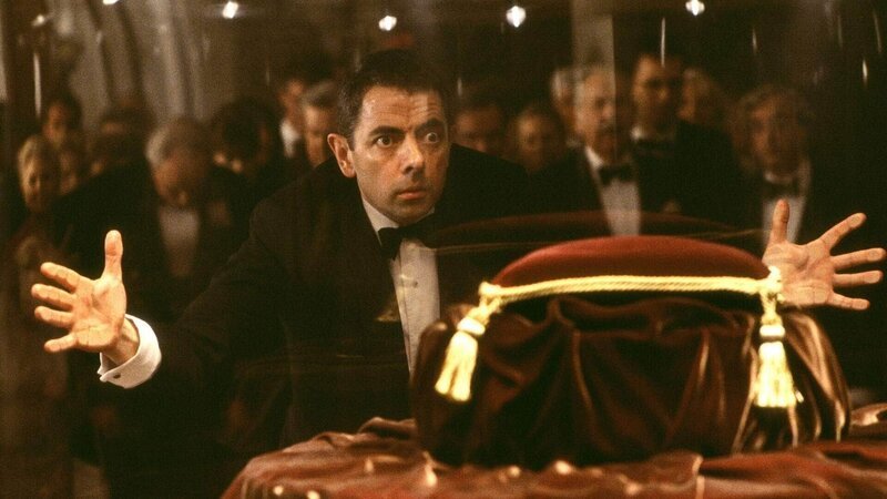Johnny English (Rowan Atkinson) hat den Auftrag erhalten, die Kronjuwelen im Tower von London zu beschützen. Während einer Veranstaltung muss er jedoch entsetzt feststellen, dass die Juwelen gestohlen wurden! – Bild: RTL /​ Universal Studios