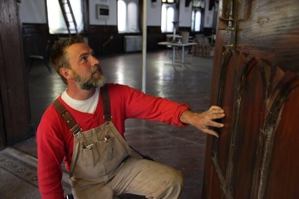 Eine alte Tür aus Kastanienholz hat es Jay ganz besonders angetan … – Bild: National Geographic Society