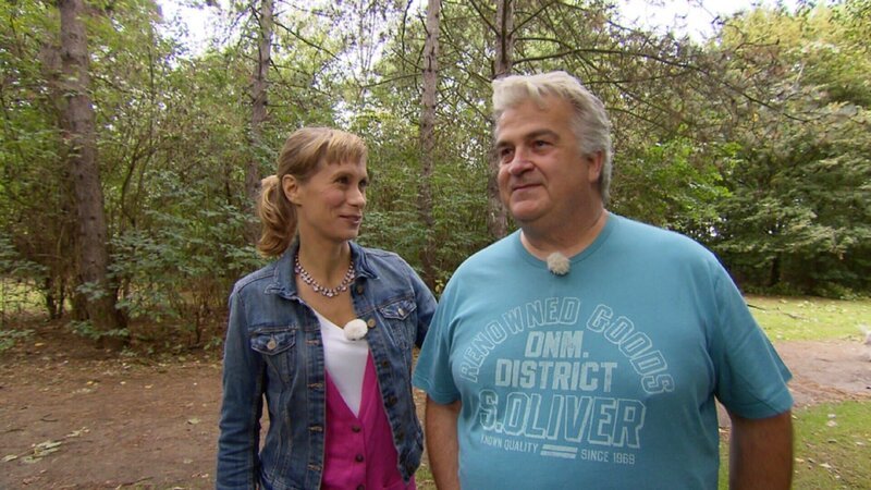Sandra Eckardt möchte Peter bei der Suche nach seinen Geschwistern helfen. – Bild: TVNOW