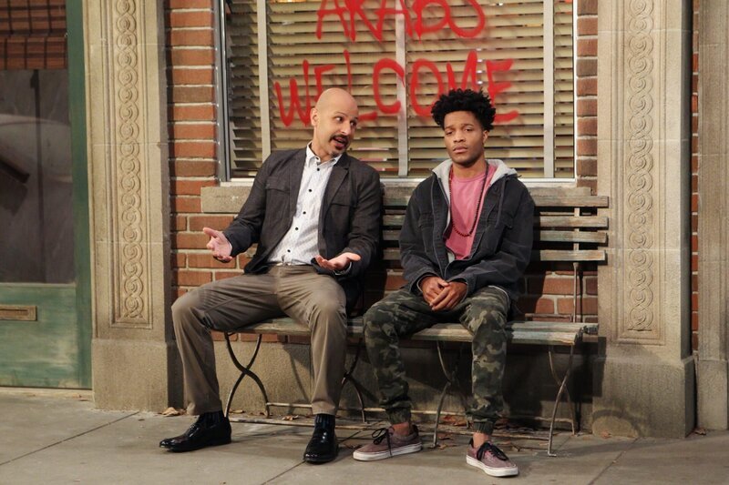 Franco (Jermaine Fowler, r.) stellt Fawz (Maz Jobrani, l.) zur Rede, als er erfährt, dass Fawz’ Unternehmen das Haus gekauft hat, in dem er wohnt und jetzt versucht, alle alten Mieter durch das Abstellen der Heizung zwingen will auszuziehen … – Bild: CBS Broadcasting, Inc.