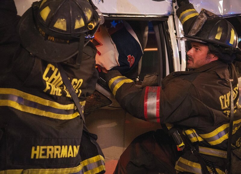 Chicago Fire Professionelle Höflichkeit – Professional Courtesy Staffel 1, Episode 3 Dramatische Bergung : Taylor Kinney als Kelly Severide – Bild: SRF/​NBC Universal