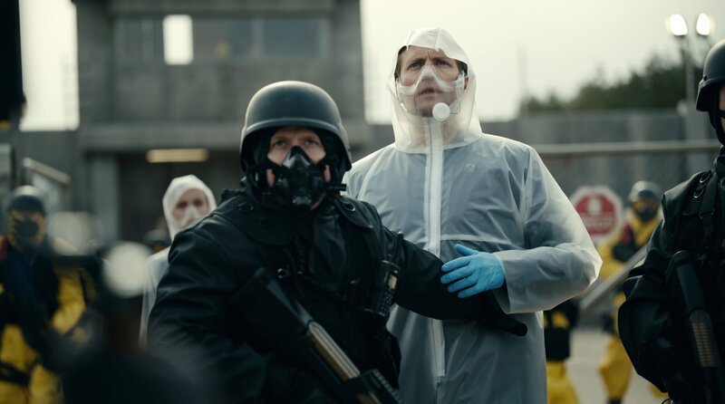 Premierminister Heyerdahl (Tobias Santelmann) bittet die Weltgesundheitsorganisation um Hilfe! – Bild: ARD Degeto/​Maipo Film/​Viaplay Group