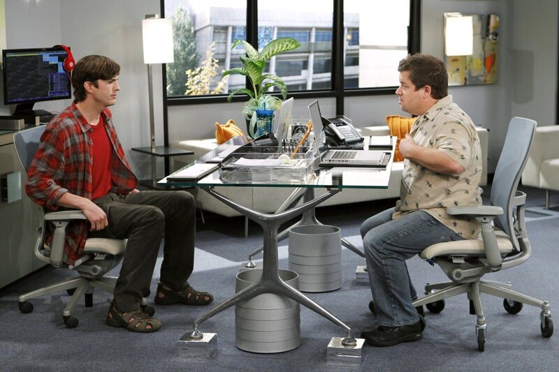 Ahnen nicht, was sie sich antun, als sie Jake und Eldridge bei sich in der Firma arbeiten lassen: Billy (Patton Oswalt, r.) und Walden (Ashton Kutcher, l.) … – Bild: Warner Brothers Entertainment Inc. Lizenzbild frei