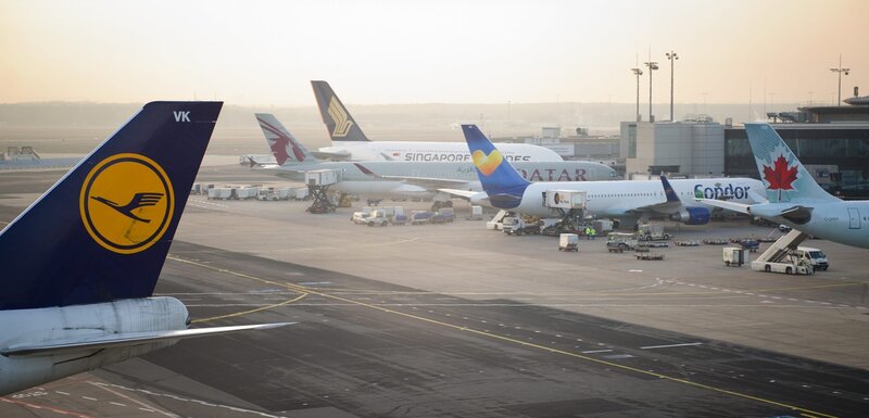 Von Frankfurt aus geht es mit verschiedenen Airlines in die ganze Welt. – Bild: ZDF und schmidt